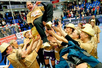 Cheftræner Helle Thomsen fik den obligatoriske lufttur efter DM-finalen i Esbjerg. ?foto: tom laursen