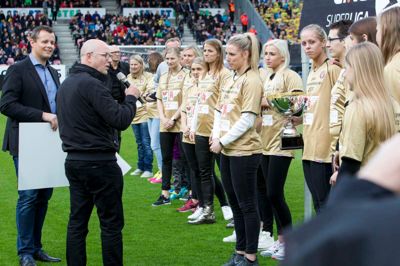 Carsten Kissmeyer, borgmester i Ikast-Brande Kommune, hyldede sammen med Hernings borgmester Lars Krarup (t.v.)FCMs håndbolddamer under topkampen mellem FC Midtjylland og Brøndby.?foto: tom laursen