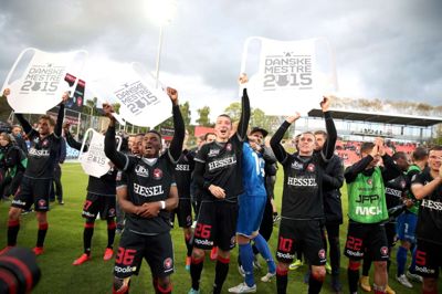 FC Midtjyllands nykårede fodboldmestre hyldes på Torvet i Ikast mandag den 18. juni. ?foto: flemming hansen