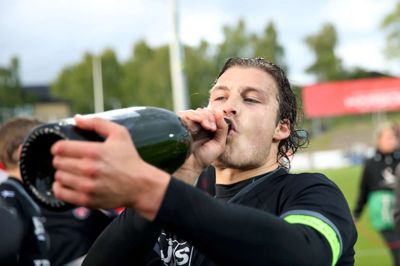 Viceanfører Erik Sviatchenko fejrede guldet med champagne, da mesterskabet blev en realitet i Slagelse. ?foto: flemming hansen