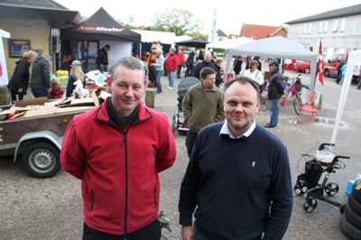 Uddeler Ole Møller og farvehandler Ole Andersen ved markedsdagen i Engesvang. Dagen skal blive en tradition. ?Foto: Rasmus Viuff