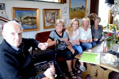 Frederik Philipsen blev tirsdag eftermiddag udnævnt til æresborger i Munklinde. Han fik besøg af de fire kvinder Astrid Sangild Nielsen, Henriette Nielsen, Connie Christensen og Hanne Carlsen ?foto Laila Kempel