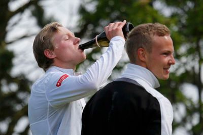 Kammeraterne kom med champagne, da Oskar Ambrosius fr Ikast Golfklub sikrede sig DM-titlen på 16. hul. Foto: Henrik Ole Jensen
