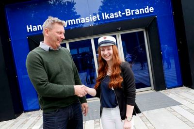 Nicoline Winther Ravn, første student HHX Ikast lykønses af uddannelseschef Erik Sidenius ?foto Henrik Ole Jensen