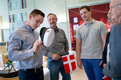 Som det sig hør og bør, skulle Joachim Nissen også skrive sin sidste karakter inden i huen. Og så er det jo meget rart at skulle skrive 12. I baggrunden fra ventre ser far Lars Nissen, storebror Joans Nissen, mor Jette Skovbjerg og morfar Ejvind Hansen med.?Foto: Tom Laursen