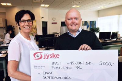 sponsorstøtte Som lokalt pengeinstitut læggerDen Jyske Sparekasse vægt på at støtte foreningslivet i de lokalsamfund, hvor kunderne bor.
I Ikast-filialen har man overrakt 5000 kroner til Ikast Skytteforening.