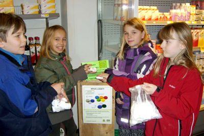 Eleverne på Klovborg Friskole sørger for at indsamle plastiklåg til glæde for miljøet. ?Privatfoto