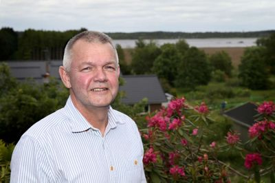 Frank Heidemann Sørensen har en fantastisk udsigt fra sin terasse. Ud over den genskabte Bøllingsø. ?Foto: Flemming Hansen