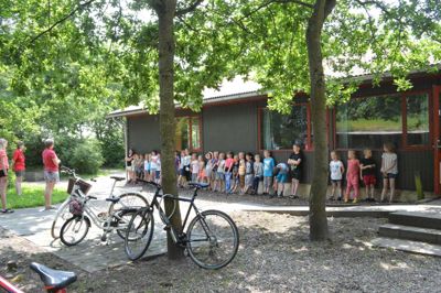 Det kan være vanskeligt at holde styr på 32 feriekåde børn, men her de alle fanget i et relativt roligt øjeblik ved spejderhytten på Edith Rodes Vej i Ikast. ?Foto: Flemming Thulstrup