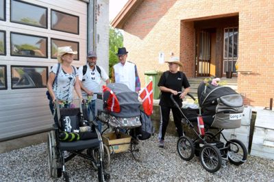 Grinede efter morgen-rundstykker og et par Dr. Nielsen'er begav de fire Bordinggensere sig afsted på første etape. En 40 km lang gåtur til Haderup ?foto Laila Kempel