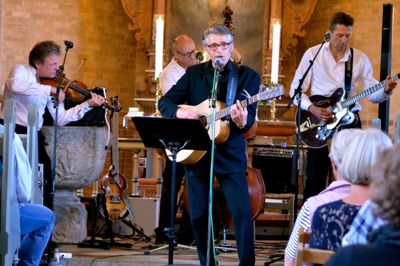 Karsten Holm med sit band ved en tidligere kirkekoncert