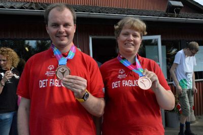 Martin Jacobsen og Annette Elkjær Jensen viser stolt de flotte medaljer frem. ?Foto: Steen Hebsgaard