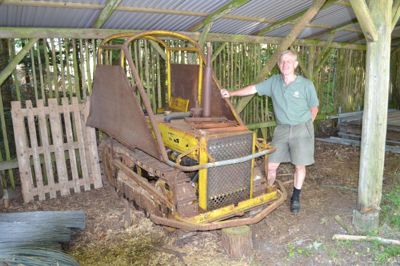 Statsskovfoged Niels Pedersen sammen med museets nyerhvervelse - en Bristol-traktor. ?Privatfoto
