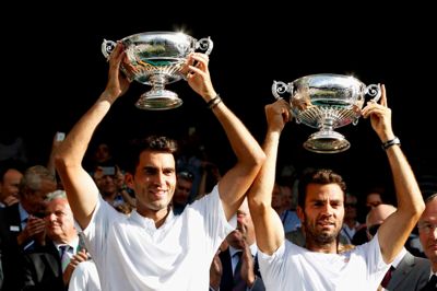 Doublespecialisterne Horia Tecau (t.v.) og Jean-Julien Rojer - her efter årets Wimledon-sejr i London - er klar til tennisbraget i Boxen. ?Polfoto