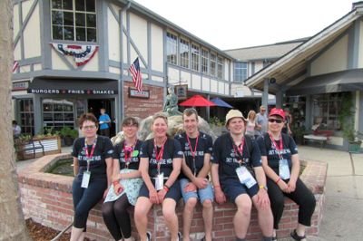 På sightseeing i vores hosttown Solvang - ved den lille havfrue. Fra venstre: Træner Karin Lindved, Louise Laursen (Præstø), træner Jette Flarup, Kasper Mejdahl (Thorning), Martin Jakobsen og Anette Elkjær Jensen.