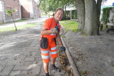 Magny Kristensen hakker til dagligt i det, og her er hun i gang med at trimme Vestre Skole inden starten på et nyt skoleår. ?Foto: Flemming Thulstrup