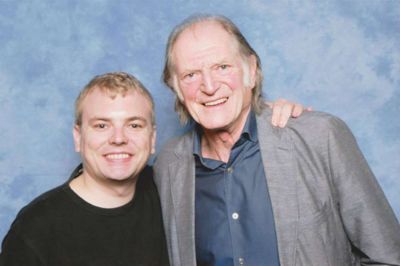 Artiklens forfatter, portrætteret sammen med Harry Potter og Game of Thrones -skuespiller David Bradley