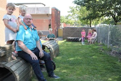 Robert Bagger med dem, det hele handler om i sidste ende: Børnene. ?Foto: Jens Anton Nordestgaard