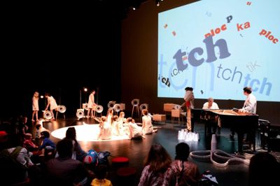 Forestillingen Babelim inddrager de små børn blandt publikum i en fin musikdramatisk oplevelse. Tre gange i næste uge lægger Quben i Ikast rammer til. ?Foto Companhia Musica Teatral