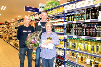 Yvonne Timmermann kunne tirsdag fejre sit 40 års jubilæum og blev allerede fra morgene noverrasket med gaver og blomste købmand Ole Kristensen og regionschef i Rema Poul H. Andersen. ?foto laila kempel