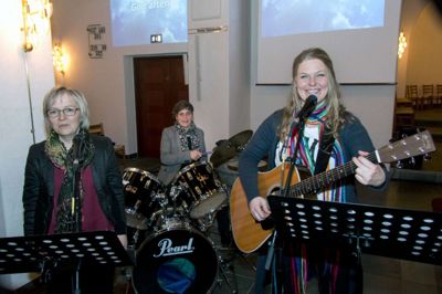 Et lokalt band er klar til at spille op til rytmiske sange og salmer ved søndagens gudstjeneste i Ikast Kirke ?foto privat