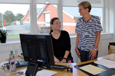 Både kontorassistent Anja Krabbe (t.v.) og direktør i Kibæk Presenning, Helle Nygaard, ser store fordele i at bruge jobbørsen. ?Foto: HK
