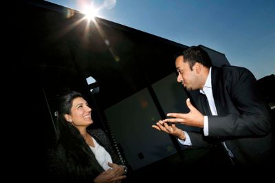 Dansk mode og tekstil har besøg fra Pakistan. Her ses Assar Naeem Qureshi fra den danske ambassade i Pakistan og Mehreen Obaid, som er administrerende direktør i tekstilfirmaet Towlers LDT. ?? foto: henrik ole jensen
