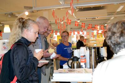 Apoteker Karen Marie Østergaard inviterede på rundstykker og kaffe i forbindelse med Ikast Apoteks 100 års jubilæum ?foto Laila Kempel