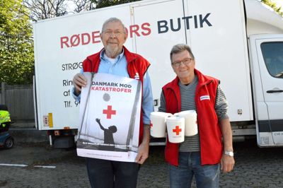 Poul Henning Andersen og Egon Nielsen fra Røde Kors indsamlingsgruppen under Røde Kors melder klar til landsindsamlingen. Der efterlyses bare indsamlere. ?Foto: Steen Hebsgaard