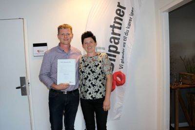 Pia og Mikkel Østergaard med deres diplom, der signalerer at de er årets værksted i Din Bilpartner kæden.????privatfoto