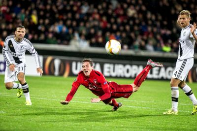 I torsdags var Morten »Duncan« Rasmussen (i rødt) og FC Midtjylland flyvende mod Legia Warszawa. Søndag blev det til en maveplasker mod FC Nordsjælland. Foto: Tom Laursen