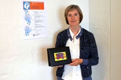 Inge Feldbak med det elektroniske fotoalbum, hvor den demente kan få en fortælling om hvert enkelt billede. ?Foto: Flemming Thulstrup