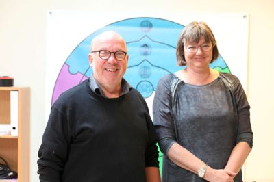 Skoleleder Kent Lykke ses her sammen med den ene af friskolens proceskonsulenter, Birgitte Damgaard, der kom til Uhre for et år siden efter 10 år som lærer på Vestre Skole i Ikast. Bag dem anes læringsstregen, der illustrerer et entreprenant forløb
