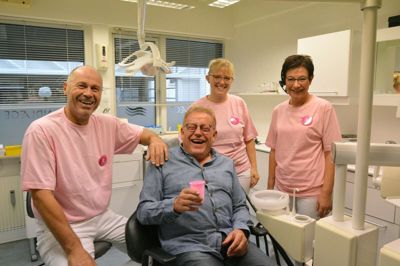 Klinik-indehaver Ole Nørgaard sammen med klinikassistent Carina Jørgensen, sekretær Elin Bale og dagens patient, Ib M. Pedersen - med en lyserød skyllekop ! ?Foto: Steen hebsgaard
