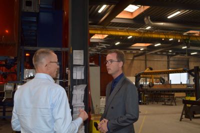 Minister Esben Lunde Larsen i dialog med produktionschef Torben Larsen under en hurtig rundtur i en af de store produktionshaller på Give Stålspær. ?Foto: Flemming Thulstrup