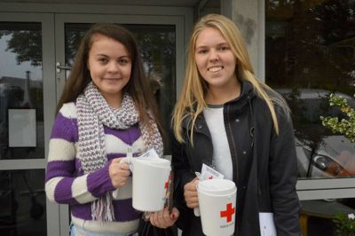 Alexandra Florentina (fra Rumænien) og veninden Xenia Opstrup fra IB på gymnasiet valgte at samle ind - både fordi de som en del af uddannelse skal lave den slags - men mest for at hjælpe med et godt formål. ?Foto: Steen Hebsgaard