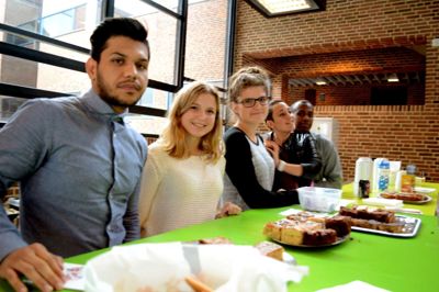 Nermin Yigen, Danna Skaarup, Melina Elverdal og Sayed D. Hashimi håber at kunne samle et stort beløb ind til de mellemøstlige flygtninge ?foto laila kempel