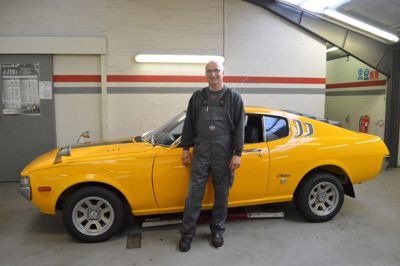 Jørgen Krogh sammen med sin Celica, som han har brugt masser af timer på at renovere. Han har med vilje ikke gjort arbejdstimerne op. ?Foto: Flemming Thulstrup