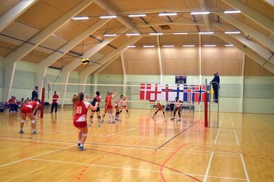 Der var masser af god volleyball i Ikast-Brande Arena, der i efterårsferien dannede rammen om de uofficielle nordiske mesterskaber. På billedet her spiller de danske piger mod England, der blev besejret klart. ?Foto: Flemming Thulstrup