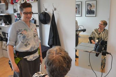 I dag er Birthe Lauridsen ude af sin behandling for kræft, og hun har fået sit eget hår tilbage. Men hun besøgte Rikke Iversen forleden. ?Foto: Steen Hebsgaard