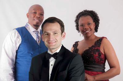 The South African Opera Ensemble udgøres af sopran Loveline Madumo, baryton Thabang Senekal og pianist Eugene Joubert.