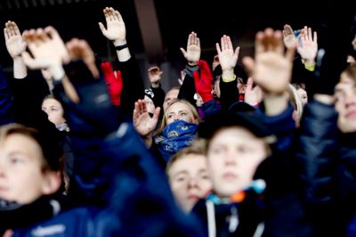 Der gang i den på tribunerne på MCH Arena lørdag aften. Det var der også inden ærkerivalopgøret, oplyser politiet. Foto: Henrik Ole Jensen.