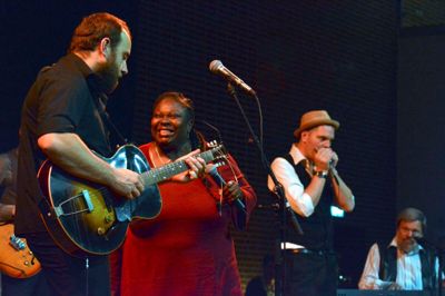 Den amerikanske sangerinde, Diunna Greenleaf, vakte begejstring i samspillet med Marc Rune og hans band. ?foto: jakob houg jakobsen