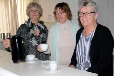 De tre kvinder Sussi Ester Knudsen, Anne Grethe Lehmann og Herdis Larsen glæder sig til at kunne løbe en hel ny aktivitet igang - en Ældrecafe den første søndag i hver måned. Næste gang den 7. december ?foto laila kempel
