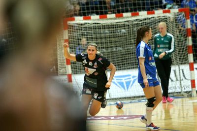 Johanna Ahlm jubler efter én af sine fem scoringer på straffekast. Foto: Flemming Hansen