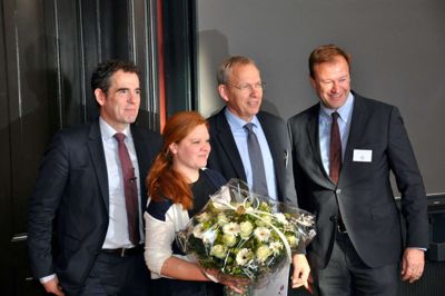 Katrine fik en flot anden plads for sin opgave, og var derfor på Københavns Universitet for at få overrakt den flotte pris af Søren Porsbjerg fra Nordea, Frederik Lüttichau fra Det Kongelige Danske Landhusholdningsselskab og Martin Merrild fra Landbrug & fødevarer