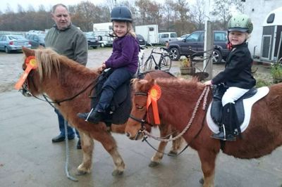 Selvom man bare er tre og fire år, så kan man godt håndtere en pony. Lærke på tre år og Karoline på fire år var forleden til ridestævne i Bording og ses her sammen med ponyerne Græskar og Hubert ?foto privat