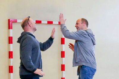Nej, dette er ikke de to roller vi mangler, men kapelmester Flemming Berg og instruktør Kim Brandt i gang med en hyggelig klappeleg. Det er ikke alvor det hele. (fotograf: Aksel Utoft)