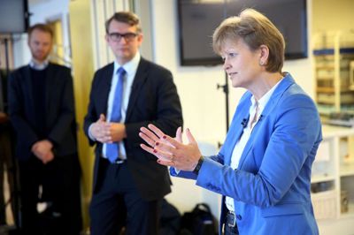 Erhvervs- og vækstminister Troels Lund Poulsen og Miljø- og fødevareminister Eva Kjer Hansen tog mandag til Nørre Snede for at præsentere regeringens udspil til ny vækstplan. ?Foto: Flemming Hansen