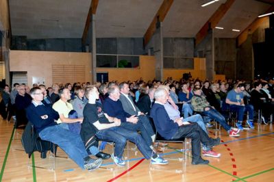 Der var et massiv fremmøde til aftenens vindmøllemøde i Isenvad - hvor bekymringerne for de store vindmølle var tydelige ?foto laila kempel